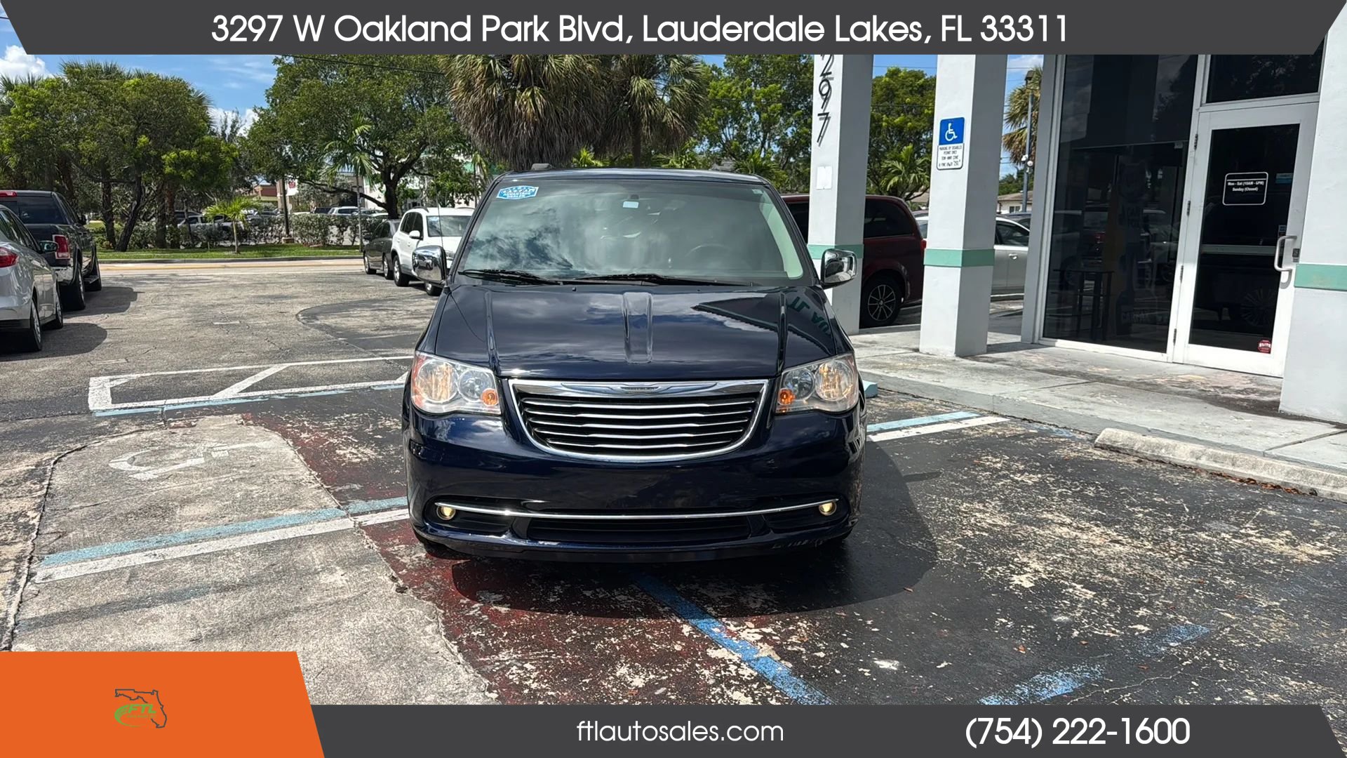 Used 2014 Chrysler Town & Country Touring-L FWD image 5