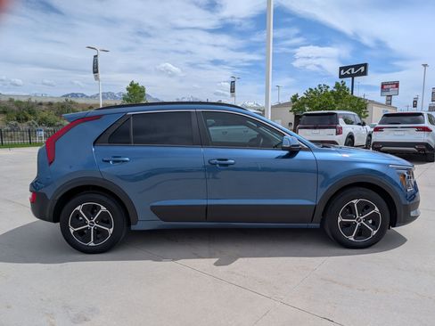 Certified 2025 Kia Niro EX FWD image 6