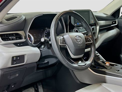 Used 2023 Toyota Highlander XLE image 7