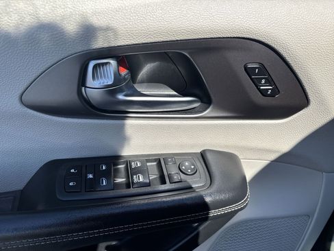 Used 2022 Chrysler Pacifica Touring-L AWD/4WD image 13