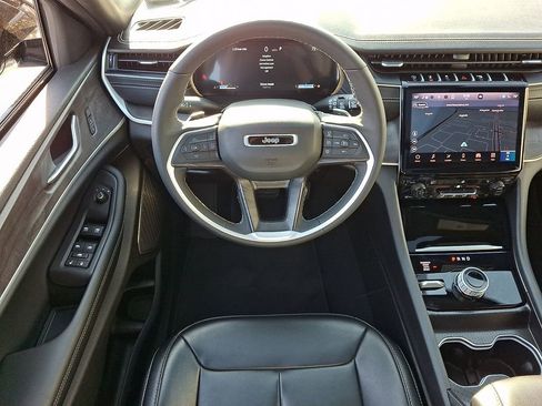 Used 2025 Jeep Grand Cherokee L Limited w/ Black Appearance Package AWD/4WD image 17