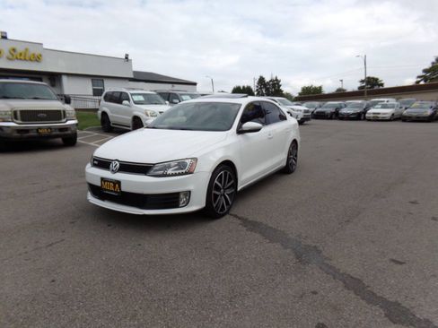 Used 2013 Volkswagen Jetta GLI Autobahn FWD image 2