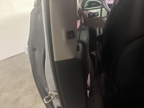 Used 2024 Chrysler Pacifica Touring-L image 18