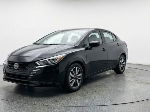 Used 2025 Nissan Versa SV image 3