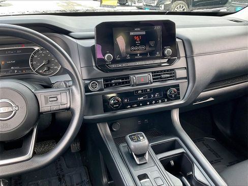 Used 2024 Nissan Pathfinder S image 18