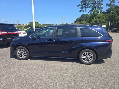 Used 2024 Toyota Sienna XLE w/ XLE Plus Package AWD/4WD image 8