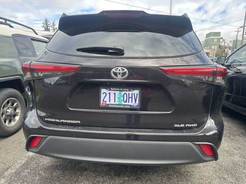 Used 2021 Toyota Highlander XLE AWD/4WD image 17