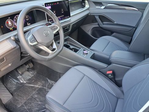 New 2026 Volkswagen Tiguan SE FWD image 7
