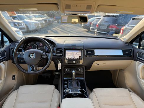 Used 2016 Volkswagen Touareg Sport image 14