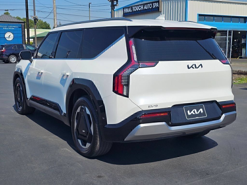 Used 2024 Kia EV9 Land AWD/4WD image 3