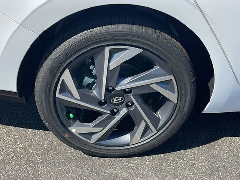 New 2025 Hyundai Elantra Limited image 32