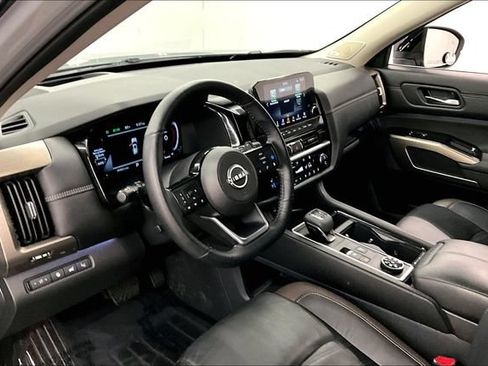 Used 2024 Nissan Pathfinder Platinum AWD/4WD image 16