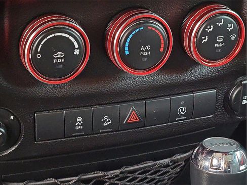 Used 2018 Jeep Wrangler Unlimited Sahara image 15