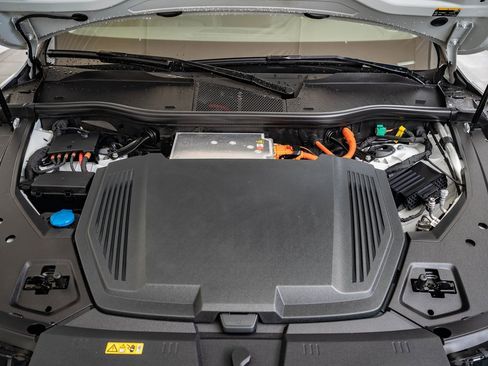 Used 2022 Audi e-tron Premium w/ Convenience Plus Package image 37