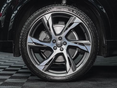 Used 2020 Volvo XC90 T6 Momentum w/ Protection Package Premier image 11