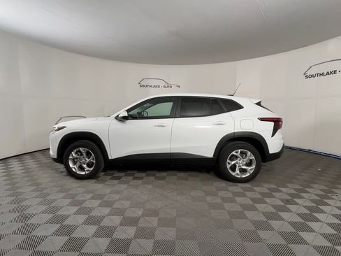 Used 2025 Chevrolet Trax LS w/ LS Convenience Package image 5