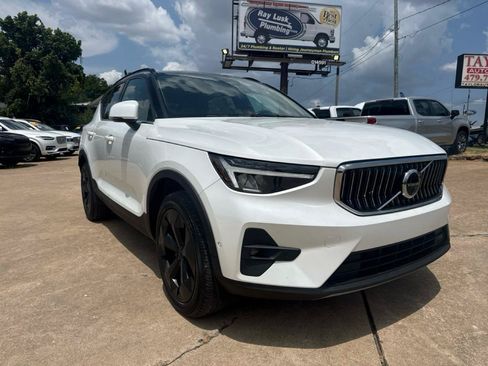 Used 2024 Volvo XC40 B5 Plus AWD/4WD image 3