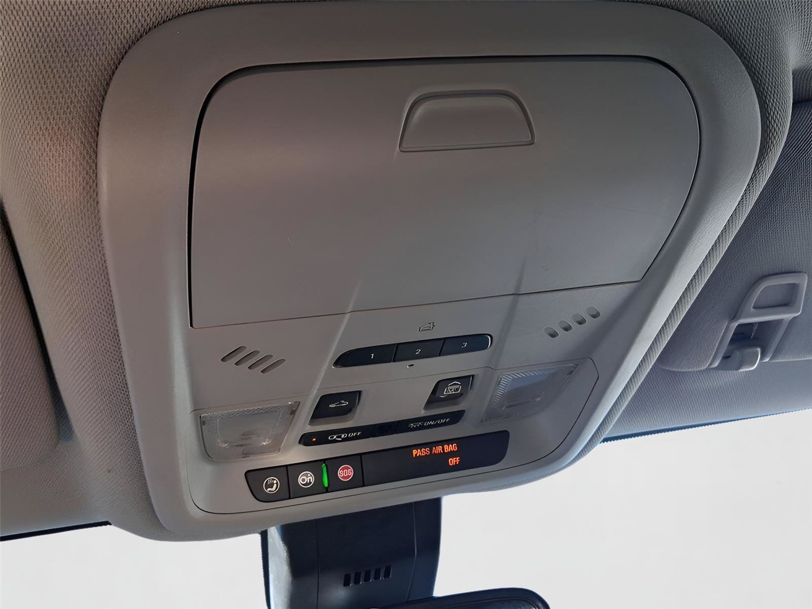 Used 2018 Chevrolet Equinox Premier FWD image 18