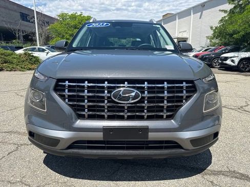 Used 2023 Hyundai Venue SEL FWD image 2