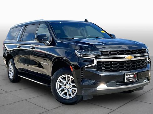 Used 2023 Chevrolet Suburban LS RWD image 3