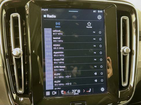 Used 2025 Volvo XC40 B5 Plus image 21