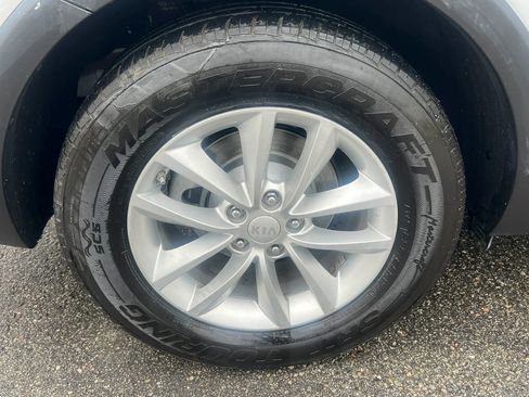 Used 2018 Kia Sorento LX image 11