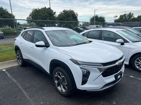 Certified 2025 Chevrolet Trax LT w/ LT Convenience Package FWD image 1