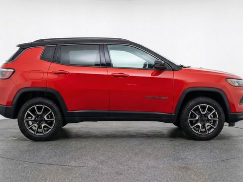 Used 2025 Jeep Compass Trailhawk AWD/4WD image 11