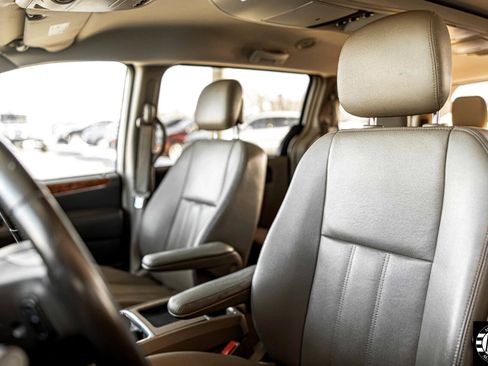 Used 2015 Chrysler Town & Country Touring image 17