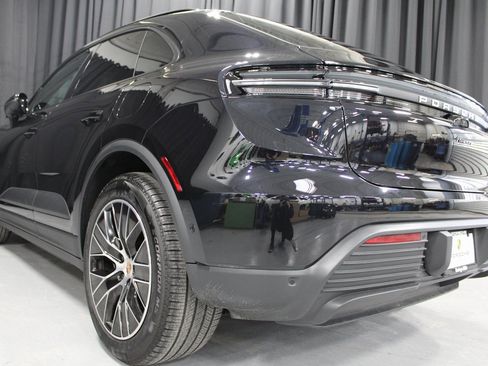 Certified 2025 Porsche Macan Electric image 9