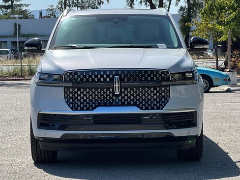 New 2026 Lincoln Navigator L Reserve AWD/4WD image 3