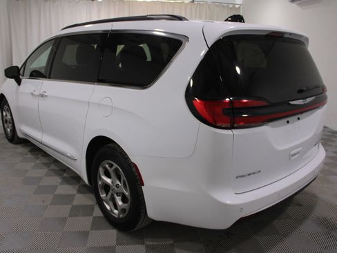 Used 2023 Chrysler Pacifica Limited image 31