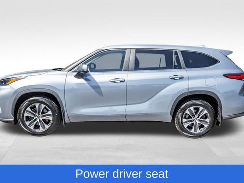 Used 2023 Toyota Highlander XLE AWD/4WD image 12