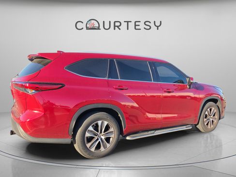 Used 2022 Toyota Highlander XLE image 4