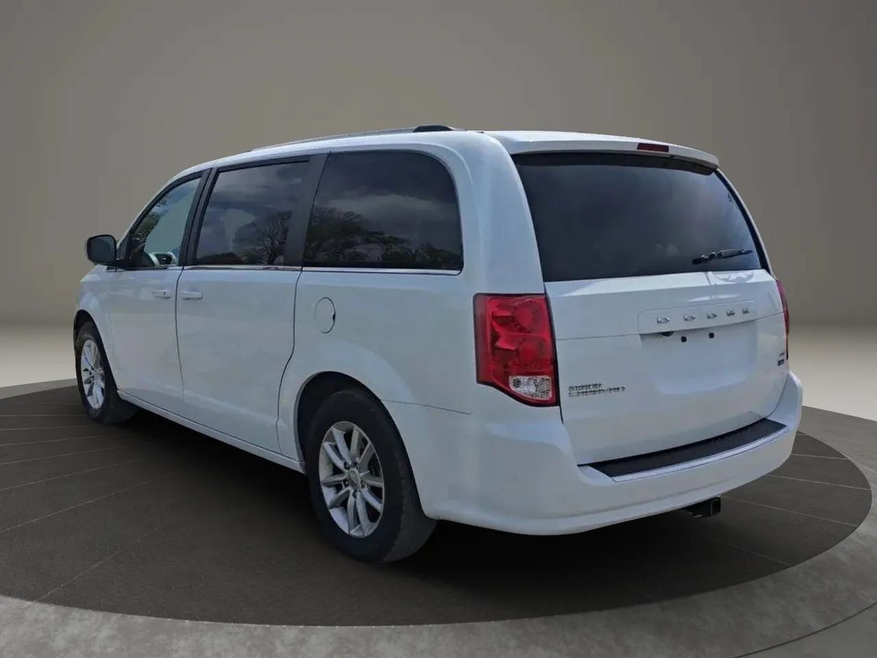 Used 2019 Dodge Grand Caravan SXT FWD image 4