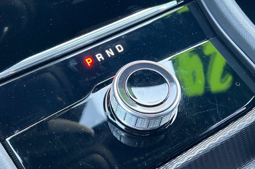 Used 2024 Jeep Grand Cherokee Laredo w/ Luxury Tech Group I RWD image 21