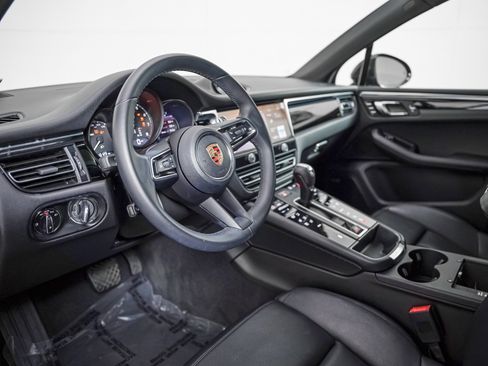 Certified 2024 Porsche Macan AWD/4WD image 4