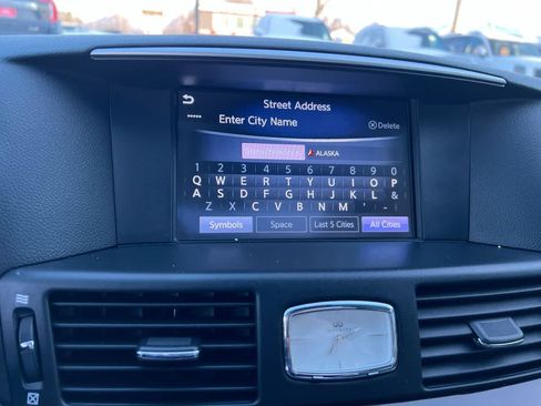 Used 2019 INFINITI Q70 Luxe image 18