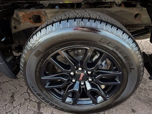 Used 2024 GMC Sierra 1500 Elevation image 9