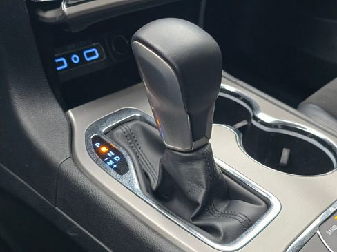 Used 2022 Jeep Grand Cherokee Laredo X image 31