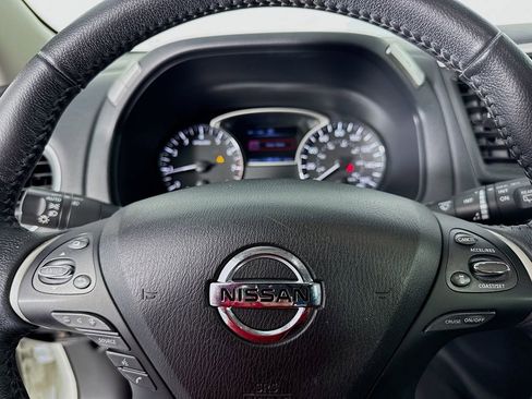 Used 2020 Nissan Pathfinder SV image 16