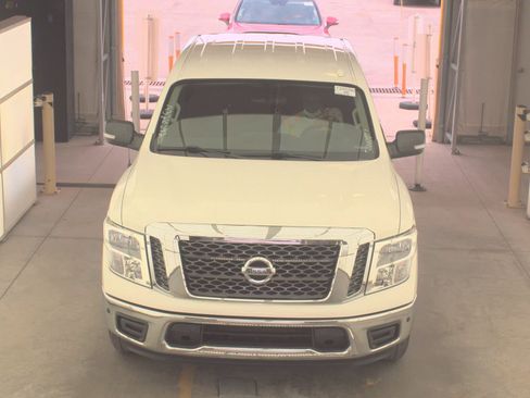 Used 2018 Nissan Titan SV w/ SV Convenience Package image 11