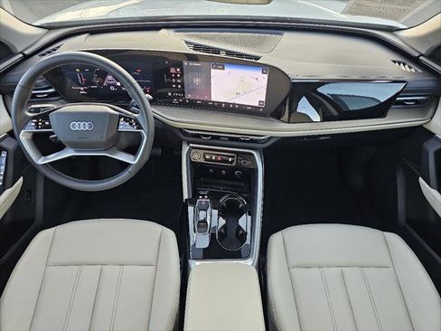 Used 2025 Audi Q5 Premium w/ Convenience Package image 4