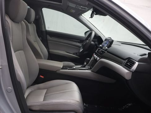 Used 2018 Honda Accord EX image 9