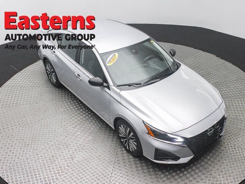 Used 2024 Nissan Altima 2.5 SV FWD image 3