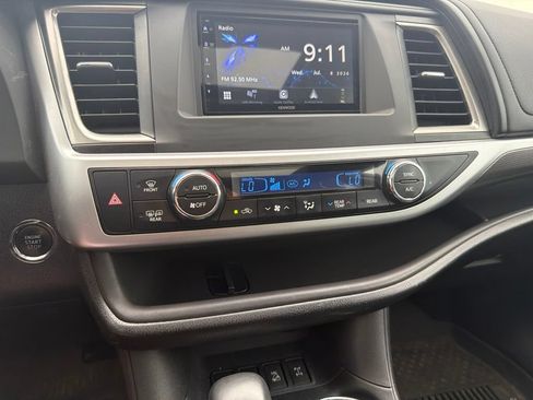 Used 2017 Toyota Highlander SE AWD/4WD image 19
