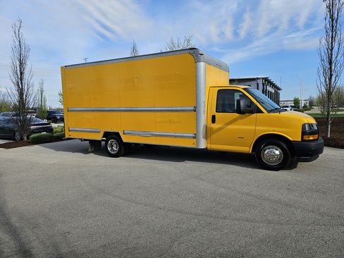 Used 2018 GMC Savana 3500 Extended w/ Driver Convenience Package RWD image 2