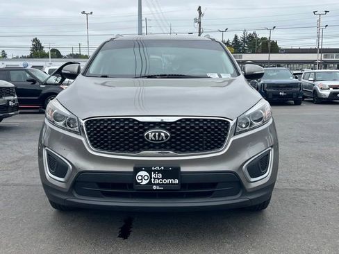 Used 2017 Kia Sorento AWD w/ LX Convenience Package image 4
