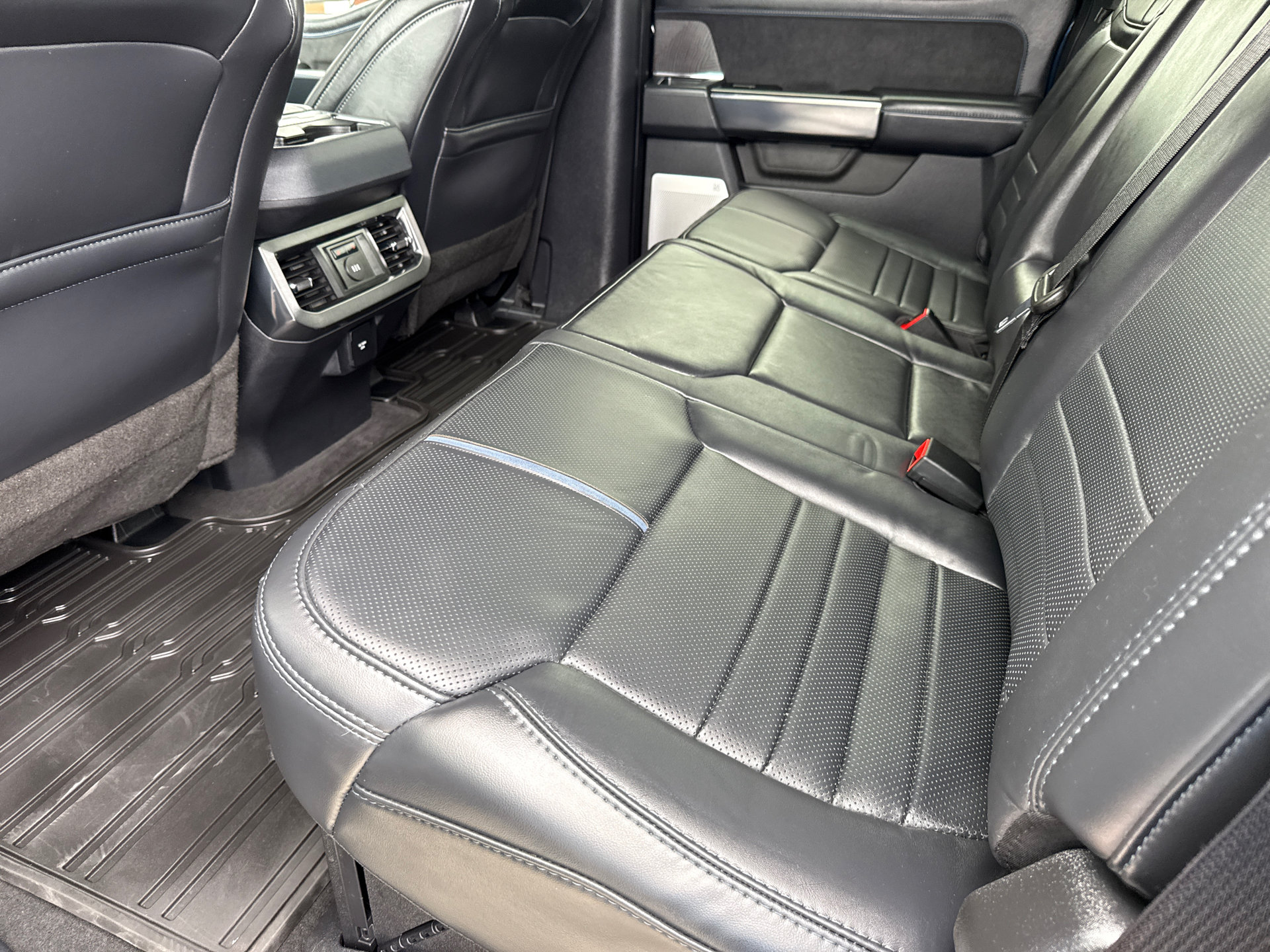 Used 2025 Ford F450 Platinum w/ FX4 Off-Road Package AWD/4WD image 18