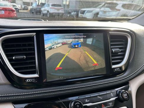 Used 2023 Chrysler Pacifica Touring-L FWD image 28